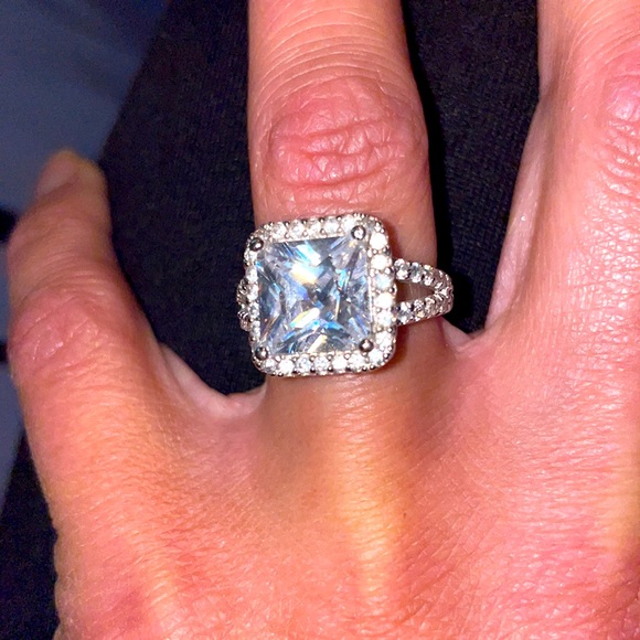 Pretty square ring with intricate band-size 7 - Picture 5 of 5